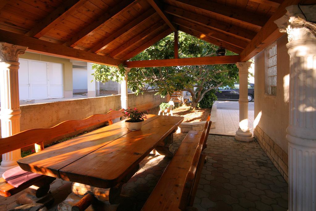 Apartments Daniela Трогир Екстериор снимка